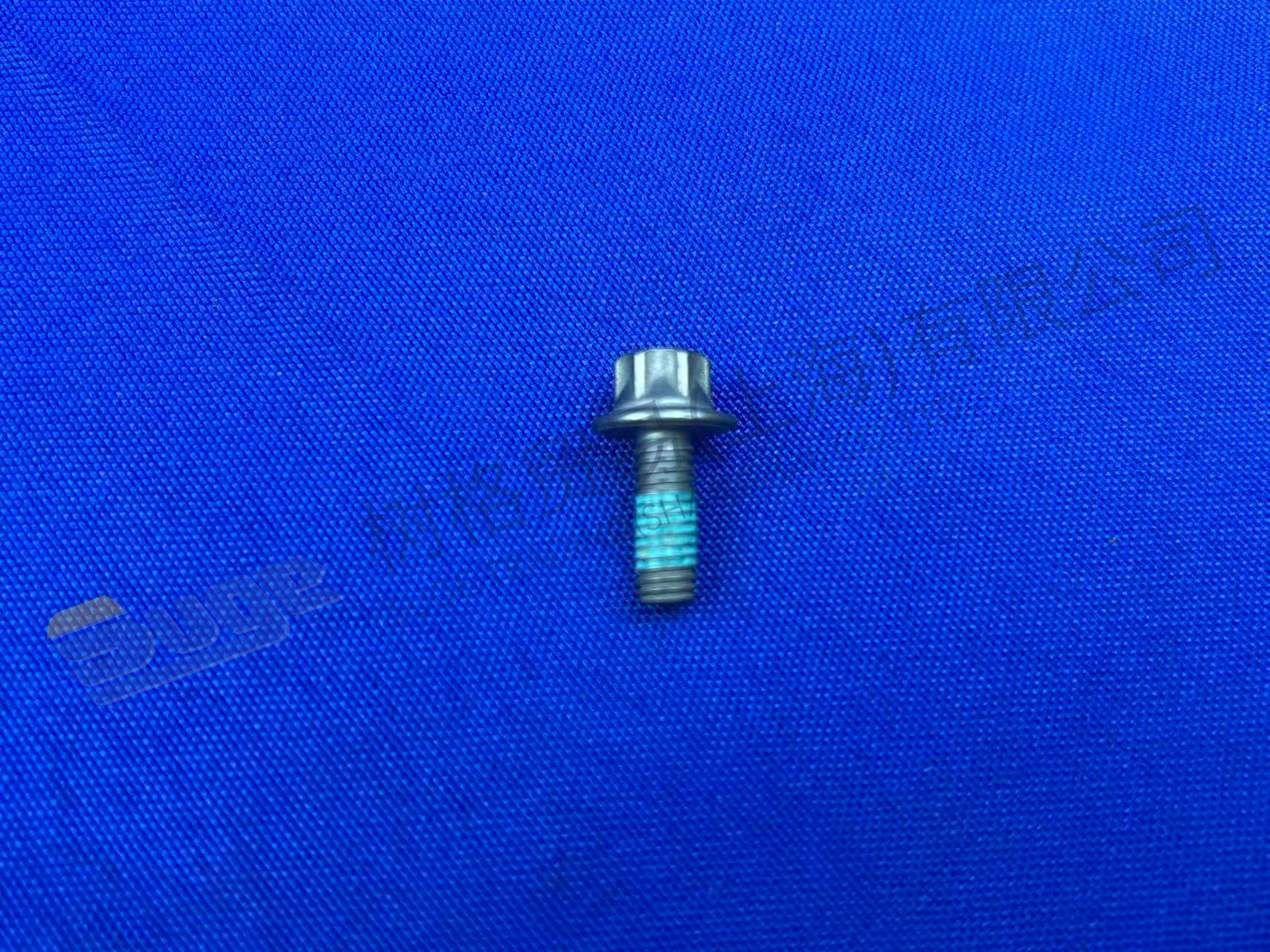 ZF 六角头螺钉 0636 102 673